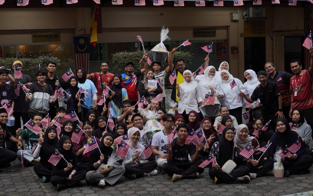 Acara sukaneka lari dalam guni dan bowling kelapa satukan warga FIM sempena Bulan Kemerdekaan